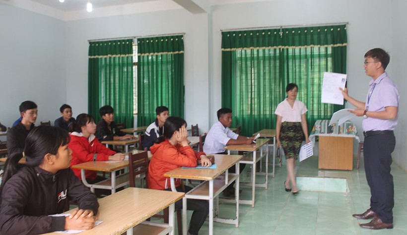 Thí sinh nghe cán bộ coi thi phổ biến quy chế tại điểm Trường THPT Đắk Glong (Đắk Nông) năm 2018. Ảnh: Hiền Nguyễn