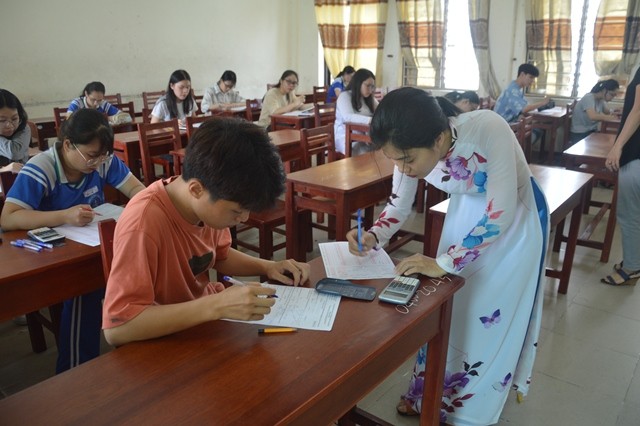 Học sinh lớp 12 TP Đà Nẵng tham gia kỳ thi thử THPT quốc gia do Sở GD&ĐT Đà Nẵng tổ chức