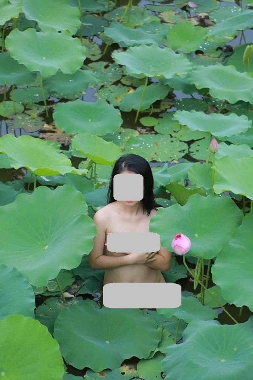 Một trong những bức hình phản cảm dưới hồ sen đang lưu truyền trên mạng của một cô gái trẻ Việt Nam