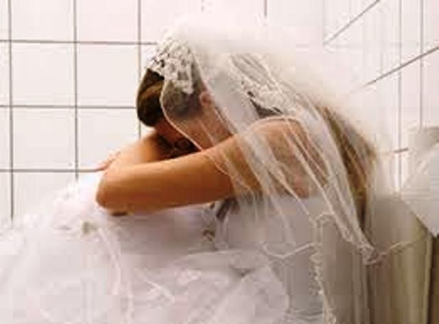 Cô dâu khóc ròng vì hành động bất ngờ của chồng mới cưới đêm tân hôn 