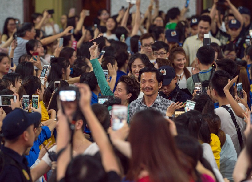 Dàn diễn viên trong phim “Về nhà đi con” giữa vòng vây của sinh viên Trường Đại học Thương mại Hà Nội. Ảnh: Quang Huy
