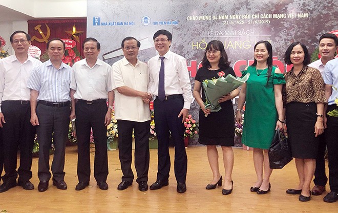 Các đại biểu chúc mừng tác giả Hồ Quang Lợi
