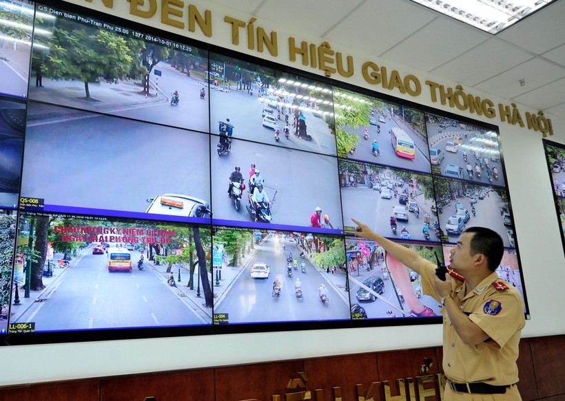 Lực lượng cảnh sát giao thông xử lý tình huống vi phạm thông qua trung tâm hình ảnh và thực địa.