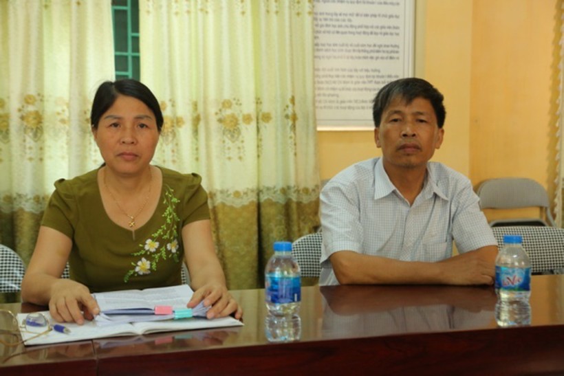 Ông Nguyễn Văn Nhất và bà Nguyễn Thị Nga - Phó Hiệu trưởng cung cấp thông tin cho Báo GD&TĐ. Ảnh: Việt Hà