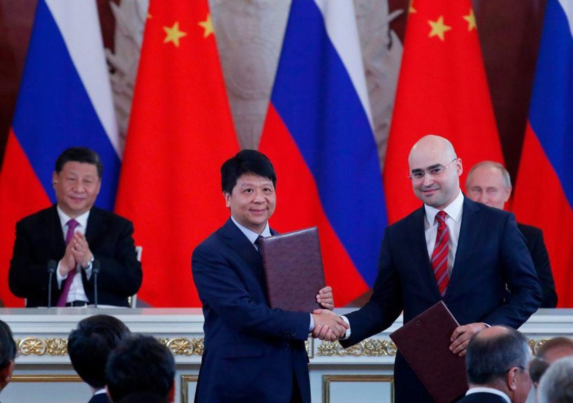 Đại diện của Huawei và Rostelecom bắt tay phát triển 5G ở Nga với sự chứng kiến của Chủ tịch Trung Quốc Tập Cận Bình và Tổng thống Nga V.Putin. Ảnh: AFP