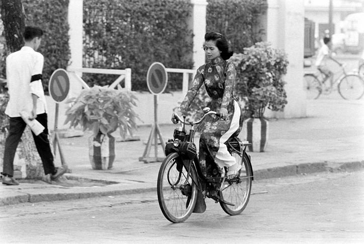 Vì sao khi ngồi sau xe, phụ nữ Sài Gòn xưa chỉ ngồi một bên?