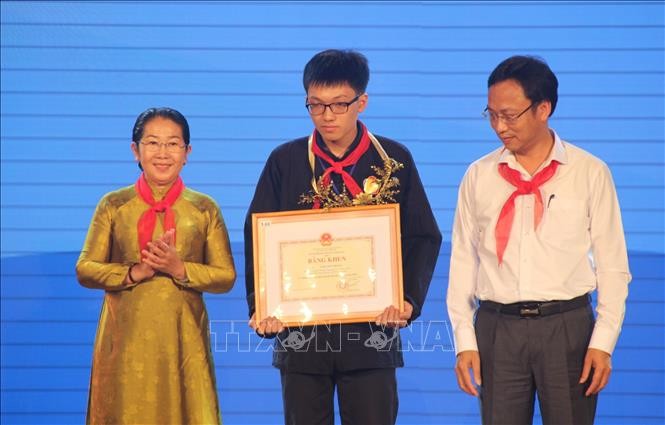 Em Lâm Tiến Thăng nhận Bằng khen của Bộ trưởng Bộ Giáo dục và Đào tạo tại Liên hoan thiếu nhi vượt khó học giỏi toàn quốc lần thứ 3 năm 2019.