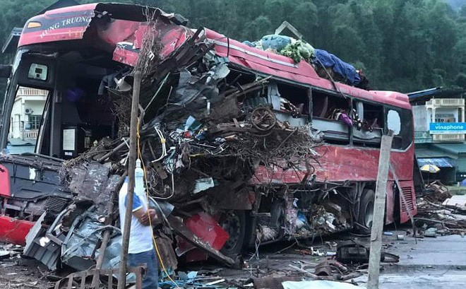 Video: Kinh hoàng khoảnh khắc xe tải đối đầu xe khách, 41 người thương vong ở Hòa Bình