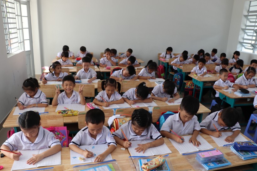 Mặc dù nâng sĩ số học sinh mỗi lớp lên quá quy định nhưng một số trường học ở TP Biên Hòa vẫn không đủ phòng học cho học sinh. (trong ảnh: Học sinh lớp 1, Trường Tiểu học Trảng Dài cơ sở khu phố 2)