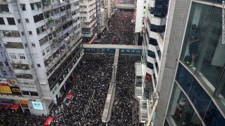 Hàng trăm nghìn người biểu tình mặc đồ đen tham gia một cuộc biểu tình mới chống lại một đề xuất luật dẫn độ gây tranh cãi ở Hồng Kông vào cuối tuần qua