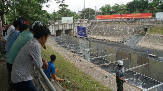 Xem “màn trình diễn” biến bùn thành CO2 và nước trên sông Tô Lịch