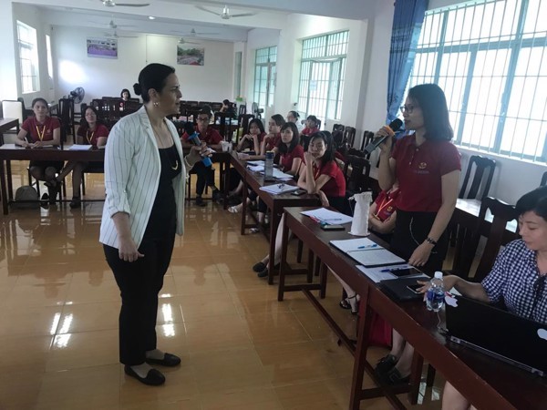 Hỏi - đáp về bạo lực học đường giữa bà Liat (đứng bên trái) và giáo viên ở tỉnh Bà Rịa Vũng Tàu (ảnh: Nga Trần).
