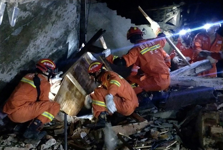 Lực lượng giải cứu tìm kiếm nạn nhân trong đống đổ nát ở thành phố Nghi Tân