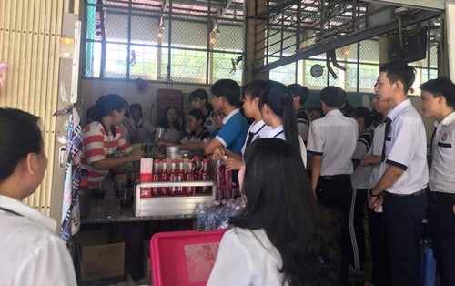 Học sinh hí hửng vì được căn tin trường chiêu đãi trà chanh miễn phí