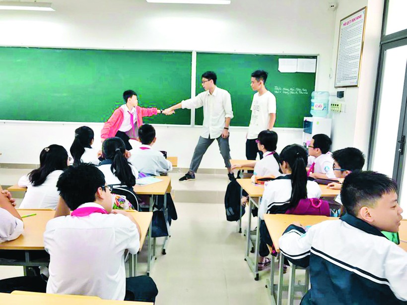 Học sinh Trường THCS Ban Mai (Hà Nội) học tự vệ trong khóa học về phòng chống bạo lực học đường. Ảnh: TG