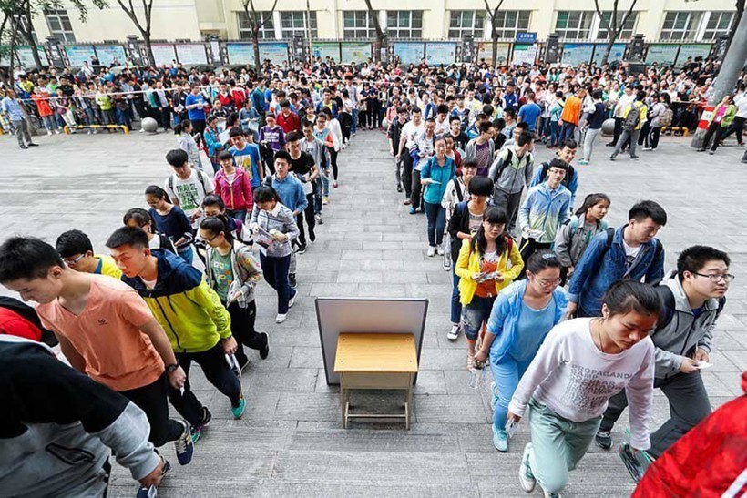Thí sinh tiến vào trường thi tại kỳ thi khốc liệt nhất thế giới ở Trung Quốc. Ảnh: IT
