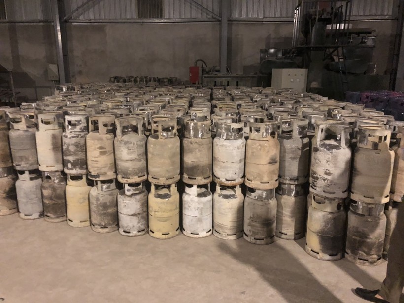 Hàng nghìn chai LPG có dấu hiệu "cắt tai, mài lô gô" tại nhà xưởng của Công ty CP gas Khánh Linh. Ảnh: ND