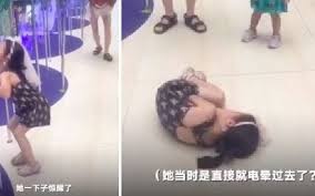 Rùng mình cảnh bé gái bị điện giật trước mặt mẹ tại trung tâm thương mại 