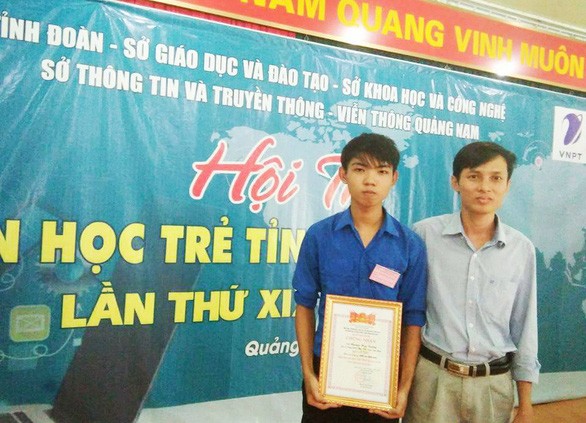 Nguyễn Huy Tưởng (trái) - tác giả của website thi thử THPT quốc gia ở Quảng Nam - Ảnh: NVCC.