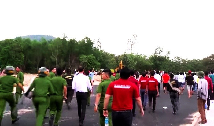 Hàng loạt nhân viên mặc áo đỏ in dòng chữ "Tập đoàn Alibaba" hò hét kích động cản trở việc cưỡng chế.