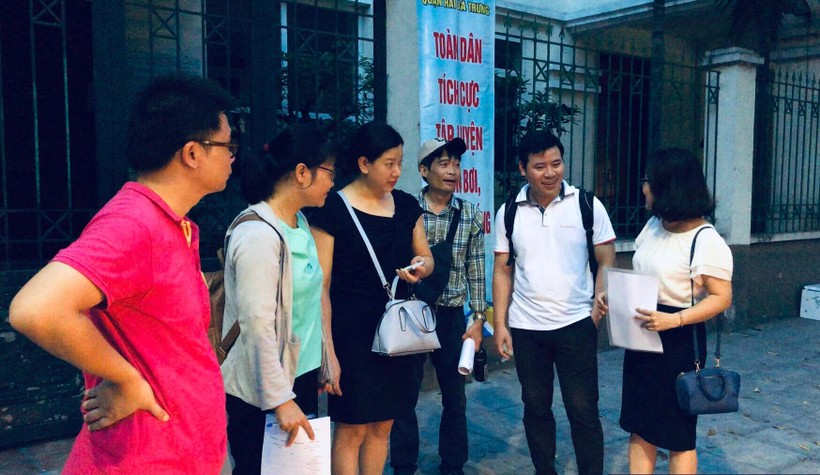 Chủ tịch Hội đồng trường Trường Đại học Mở Hà Nội động viên cán bộ đi làm thi sáng ngày 23/6.