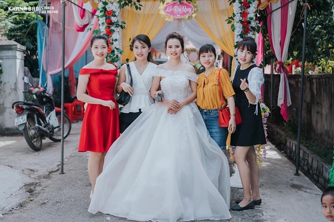Tranh cãi bức ảnh cô dâu Nghệ An rửa bát sau đám cưới 
