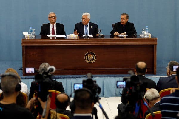 Nhà lãnh đạo Palestine Mahmoud Abbas (giữa) cho biết một giải pháp chính trị cho cuộc xung đột giữa Israel và Palestine phải được giải quyết trước mọi điều khác