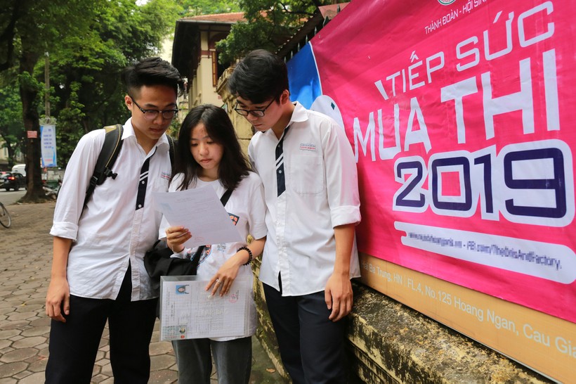 Thí sinh nhận phòng thi tại Trường THPT Trần Phú (Hà Nội).