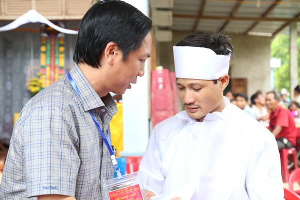 Ông Hoàng Nam - Phó chủ tịch UBND tỉnh Quảng Trị chi buồn cùng gia đình cô giáo Trần Thị Thuý.

