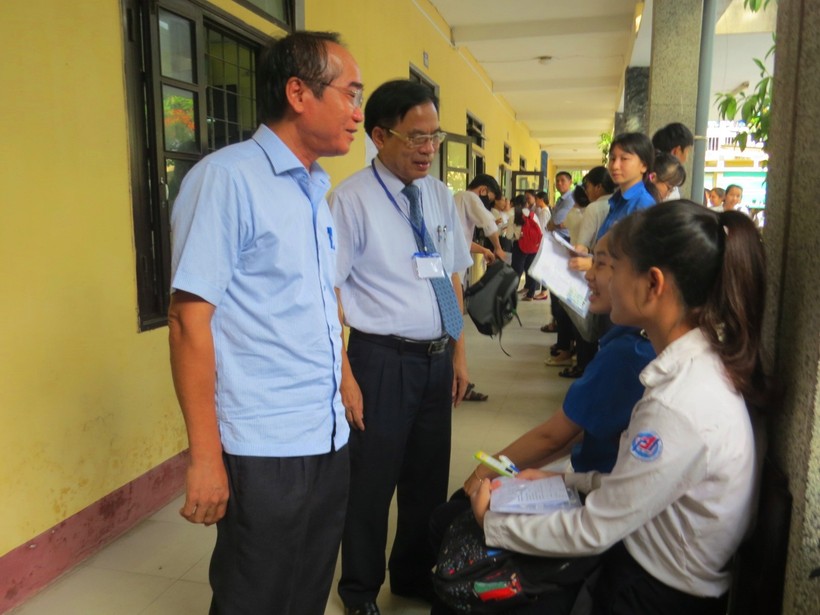 Trước mỗi buổi thi, thầy Đặng Phước Mỹ - Phó giám đốc phụ trách Sở GD-ĐT Thừa Thiên Huế thường xuyên đến thăm hỏi động viên các thí sinh bình tĩnh làm bài tốt