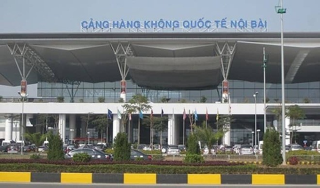 Bị nhắc nhở đỗ xe sai quy định, tài xế taxi rút dao uy hiếp nhân viên an ninh sân bay Nội Bài 