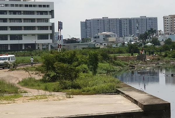 Tài xế Grab Bike nghi bị sát hại bỏ thi thể bên bờ kênh ở Sài Gòn