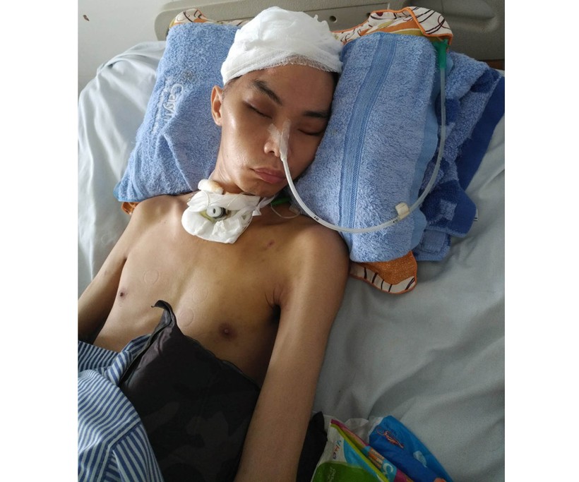 Hình ảnh đầy thương cảm của cháu Nguyễn Minh Thắng con trai người cựu chiến binh, thầy giáo quân đội Nguyễn Đàm Thọ