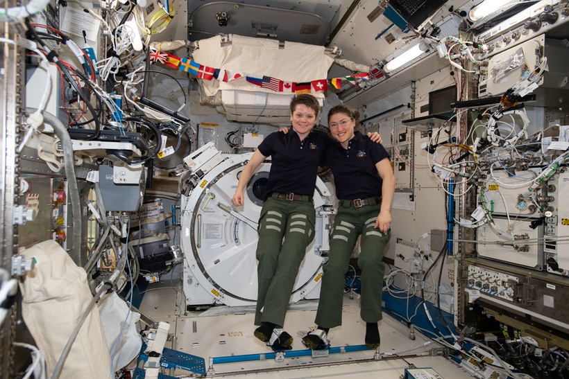 Hai nữ phi hành gia Anne McClain và Cristina Koch trên Trạm ISS