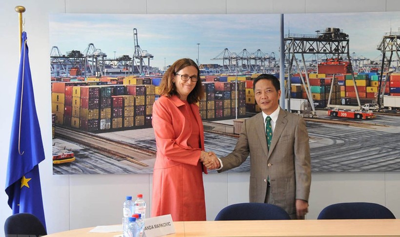 Bộ trưởng Bộ Công Thương Việt Nam Trần Tuấn Anh và Cao ủy Liên minh châu Âu phụ trách thương mại Cecilia Malmstrom trong phiên làm việc kết thúc quá trình rà soát pháp lý EVFTA ngày 25/6/2018 tại Bỉ