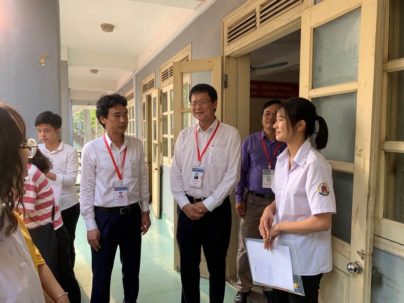 Thứ trưởng Lê Hải An động viên thí sinh tại Trường THPT chuyên Hưng Yên, thị sát công tác chuẩn bị thi và động viên các thí sinh trước khi vào phòng thi