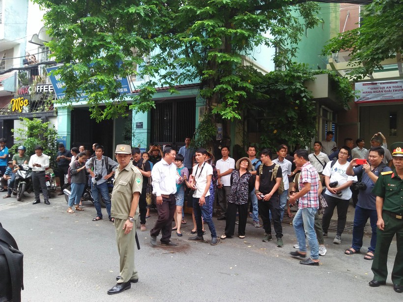 Đông đảo báo chí và người dân theo dõi bên ngoài trụ sở tòa án
