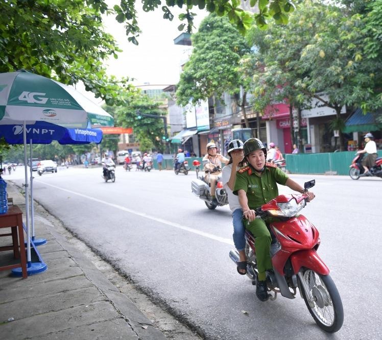 Cảnh sát Hà Giang dùng xe chuyên dụng hú còi "hộ tống" thí sinh ngủ muộn đến điểm thi