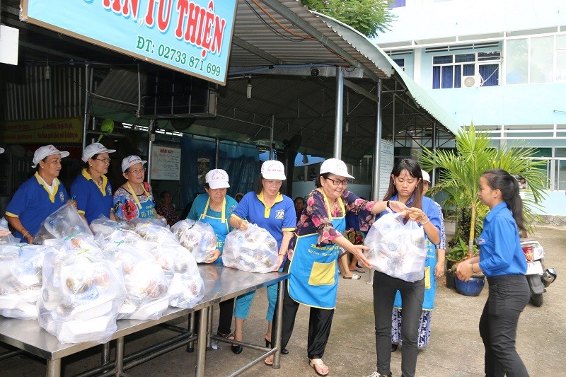 Tình nguyện viên tại các điểm thi đến nhận bữa trưa