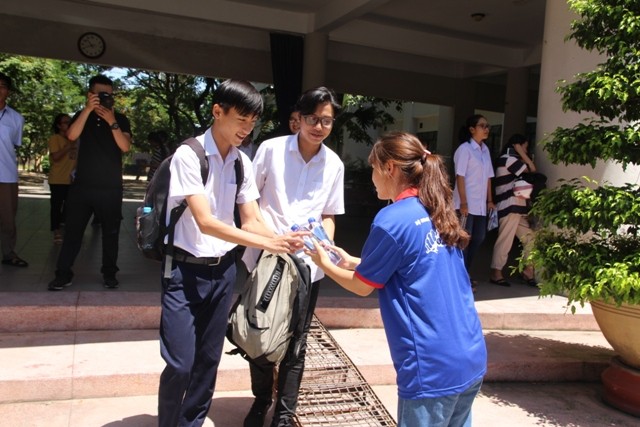 Những tình nguyện viên trao tận tay những chai nước ngay sau khi thí sinh rời phòng thi.