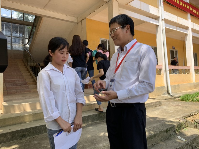 Thứ trưởng Lê Hải An hỏi thăm và động viên thí sinh Sùng Thị Sao.