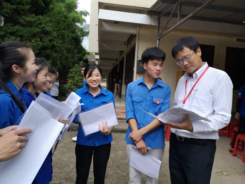 Thứ trưởng Lê Hải An hỏi thăm các thí sinh sau giờ thi môn tiếng Anh