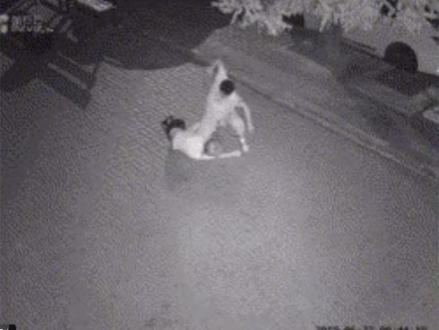 Video: Cô gái đi chơi về khuya bỗng bị người đàn ông lạ mặt lao ra đấm đá liên tục 
