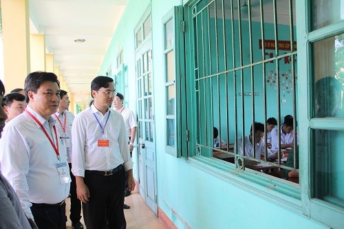 Thứ trưởng Nguyễn Hữu Độ (bên trái) và đoàn công tác kiểm tra một số phòng thi