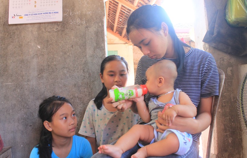 Thùy Linh thay mẹ chăm sóc em nhỏ mới 4 tháng tuổi tại gia đình