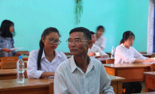 Thí sinh 55 tuổi tại điểm trường xa nhất Thừa Thiên Huế: Đi thi để làm gương cho con cháu!