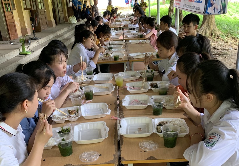 Các HS lớp 12 Trường THPT Kim Bình được thầy cô chăm sóc từ bữa ăn đến giấc ngủ