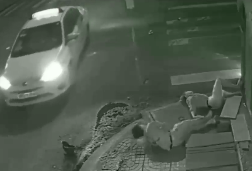 Hình ảnh camera ghi lại gã tài xế đứng nhìn nạn nhân vùng vẫy rồi bỏ đi.

