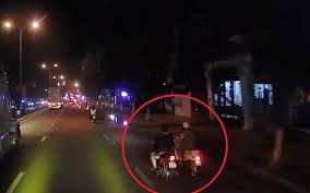 Video: Vừa lái xe vừa mải buôn chuyện, hai người phụ nữ suýt chết dưới bánh xe tải