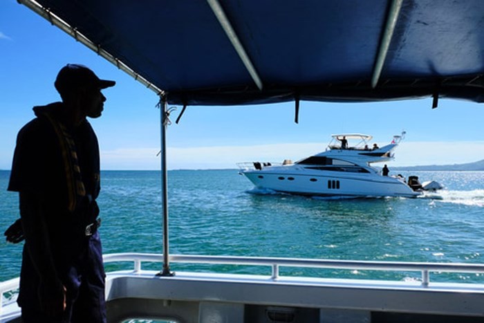 Lực lượng Cảnh sát Fiji đặc biệt để mắt tới những du thuyền hay tàu cá nhân đi qua hòn đảo này.